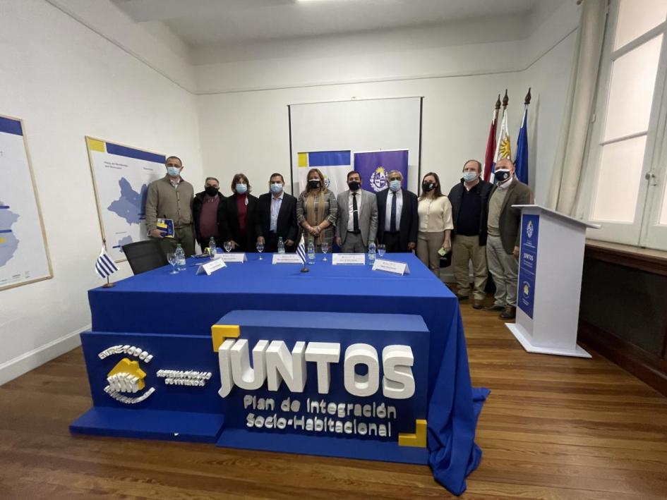 Firma de acuerdos Juntos-MVOT e Intendencias de Cerro Largo, Durazno y Río Negro Firma de acuerdos Juntos-MVOT e Intendencias de Cerro Largo, Durazno y Río Negro