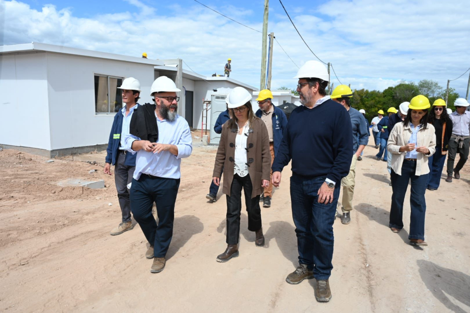 La Ministra de Vivienda se reunió con el Intendente de Río Negro para territorializar las propuestas La Ministra de Vivienda se reunió con el Intendente de Río Negro para territorializar las propuestas