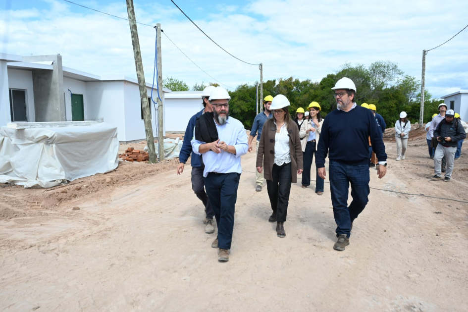 La Ministra de Vivienda se reunió con el Intendente de Río Negro para territorializar las propuestas La Ministra de Vivienda se reunió con el Intendente de Río Negro para territorializar las propuestas