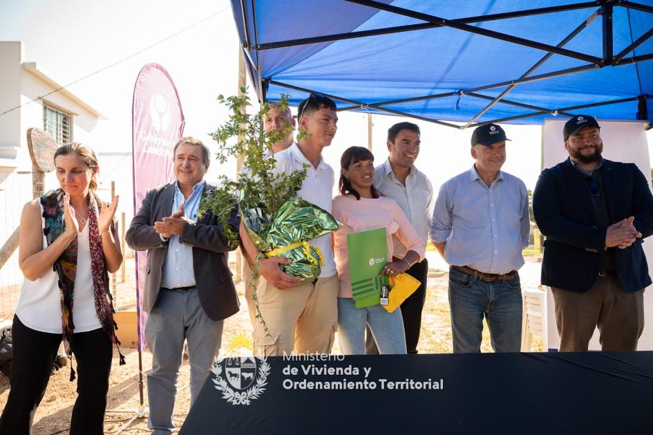 Vecinos juntos con autoridades 