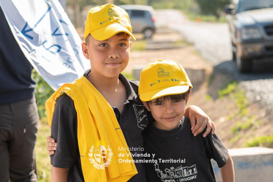 Niños en evento de entrega de viviendas