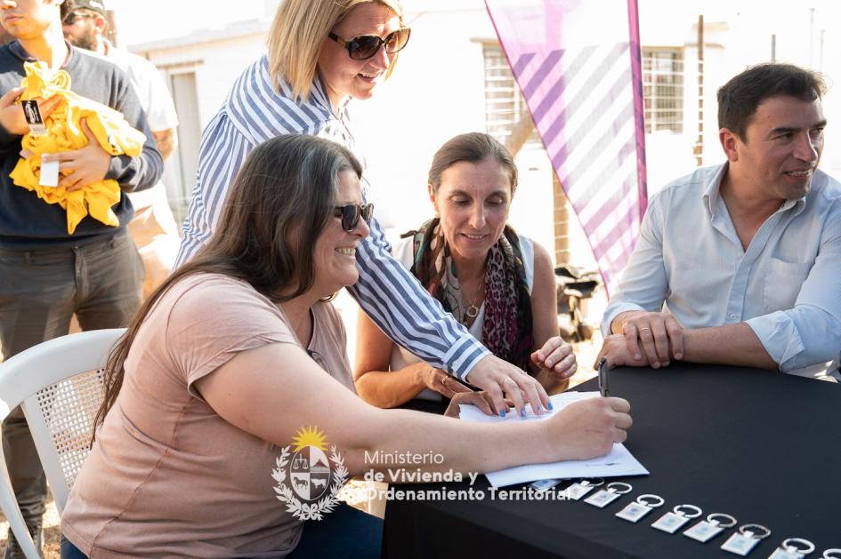 Firma en entrega de viviendas en La Paz 