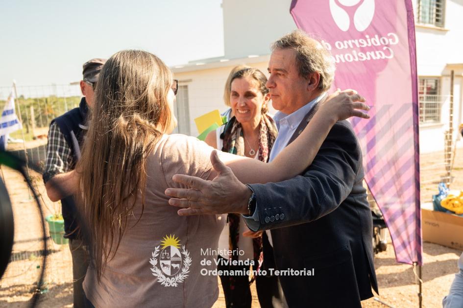 Saludo entre Ministro y vecina Saludo entre Ministro y vecina