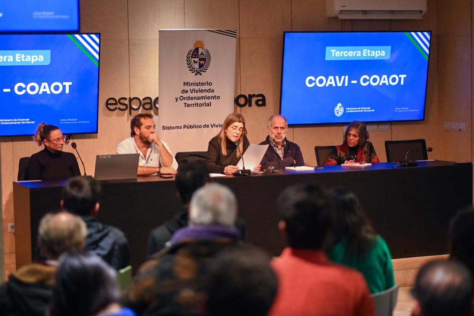 Ministra en mesa con autoridades hablando al público MVOT_3er COAVI