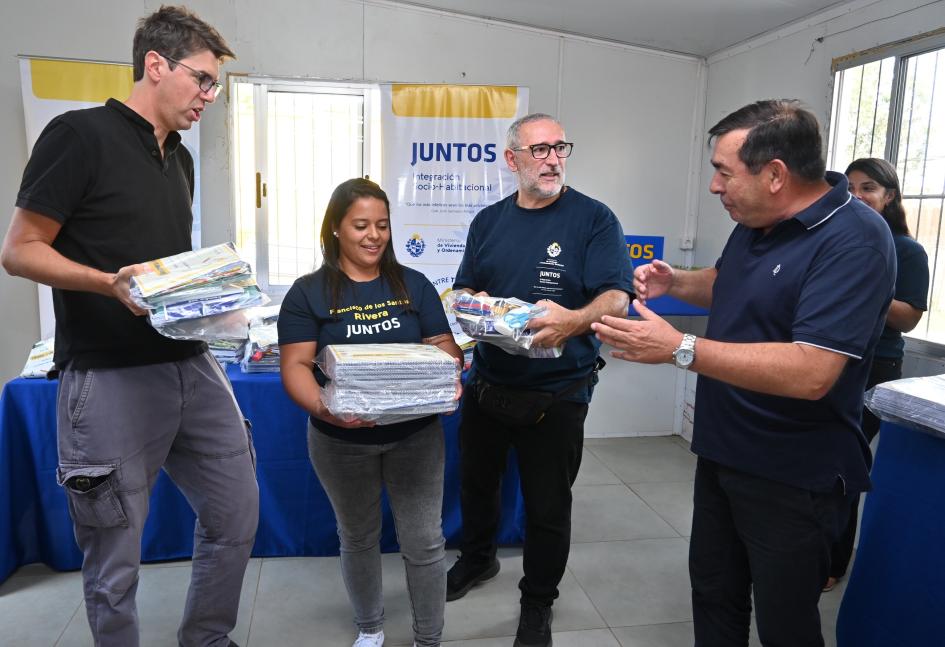 Entrega de kits de materiales en la ciudad de Rivera