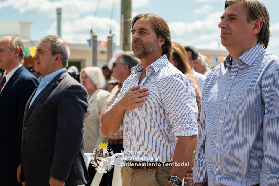 Presidente junto a autoridades del ministerio y Mevir Presidente de la República cantando el himno nacional junto al Ministro y Presidente de Mevir