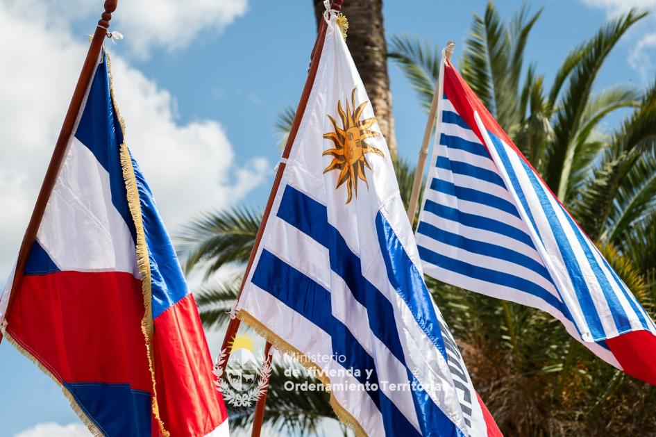 Banderas nacionales en acto Pabellón nacional, bandera de los Treinta y Tres Orientales, y la bandera de Artigas