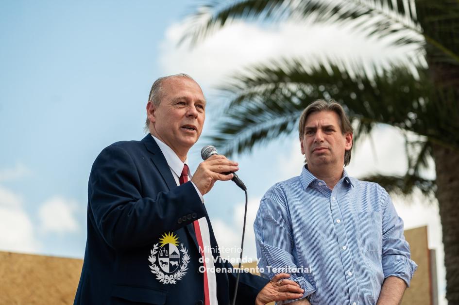 Subsecretario y Presidente de Mevir Subsecretario Hackenbruch hablando por el micrófono junto al presidente de Mevir