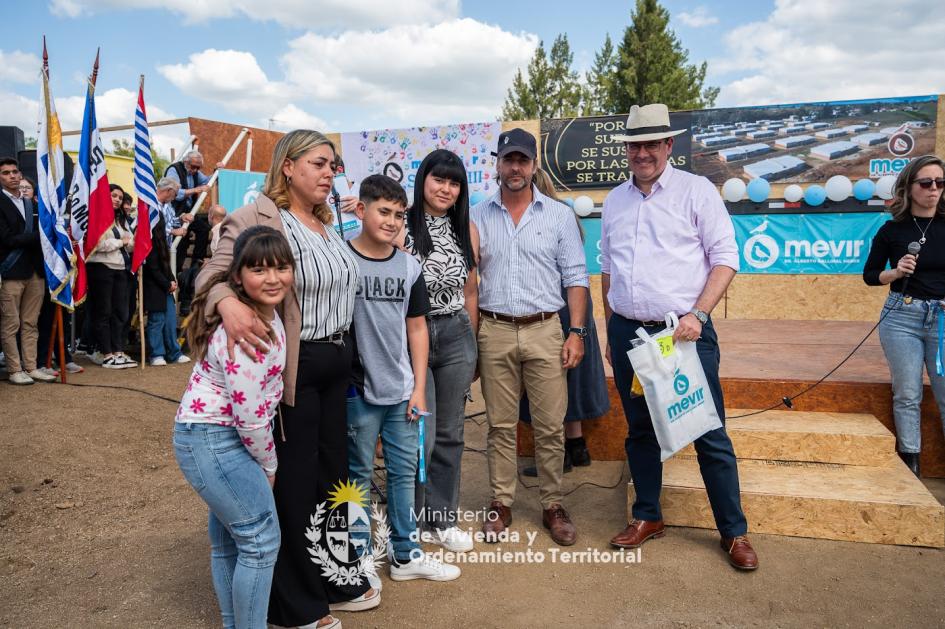 Presidente junto a familia Presidente de la República entregando la llave de la vivienda a familia