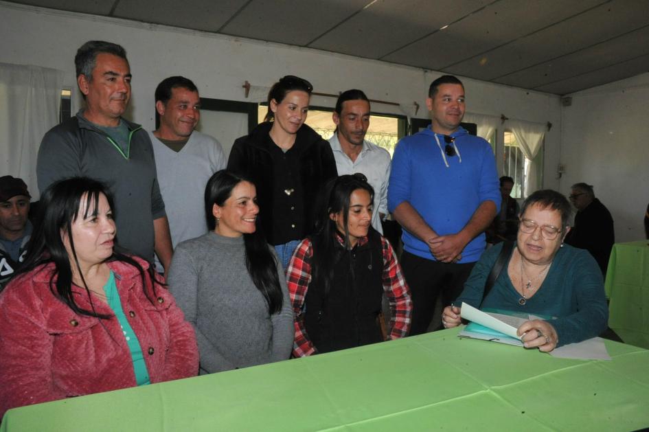 Vecinos en la entrega de escrituras Vecinos en la entrega de escrituras