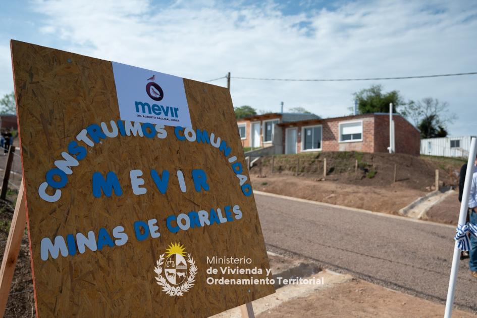 Cartel de Mevir que dice en él "construimos comunidad"