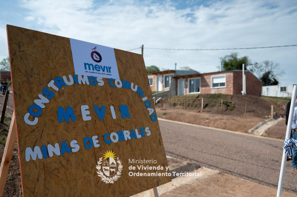 Cartel de Mevir Cartel de Mevir que dice en él "construimos comunidad"