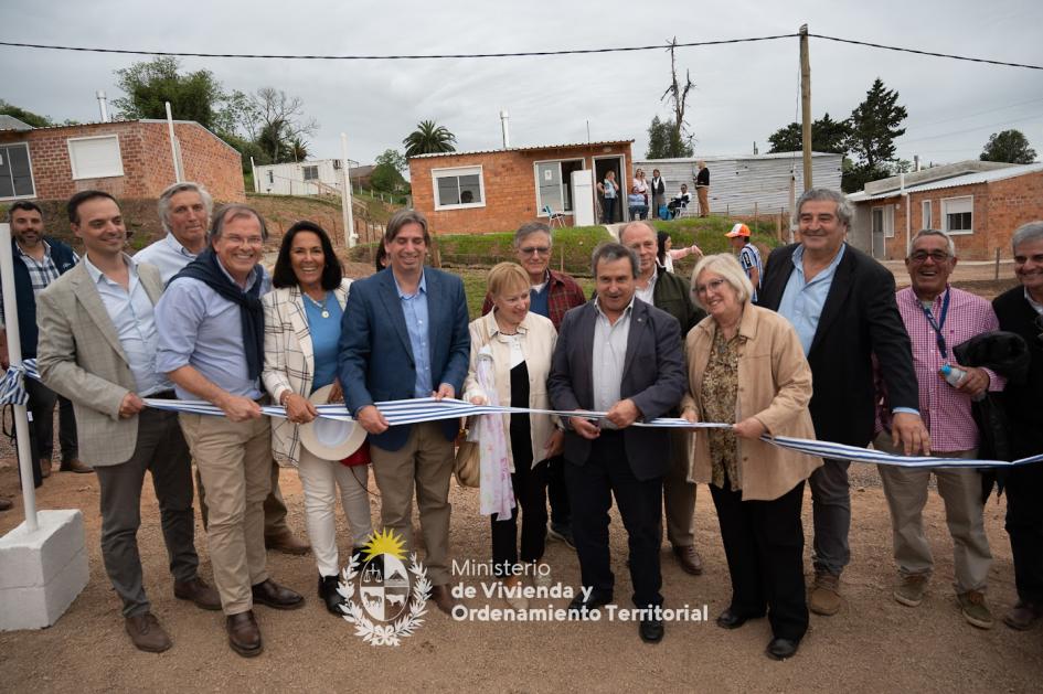 Autoridades cortando la cinta Diversas autoridades juntas para cortar la cinta de inauguración