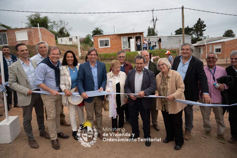 Diversas autoridades juntas para cortar la cinta de inauguración 