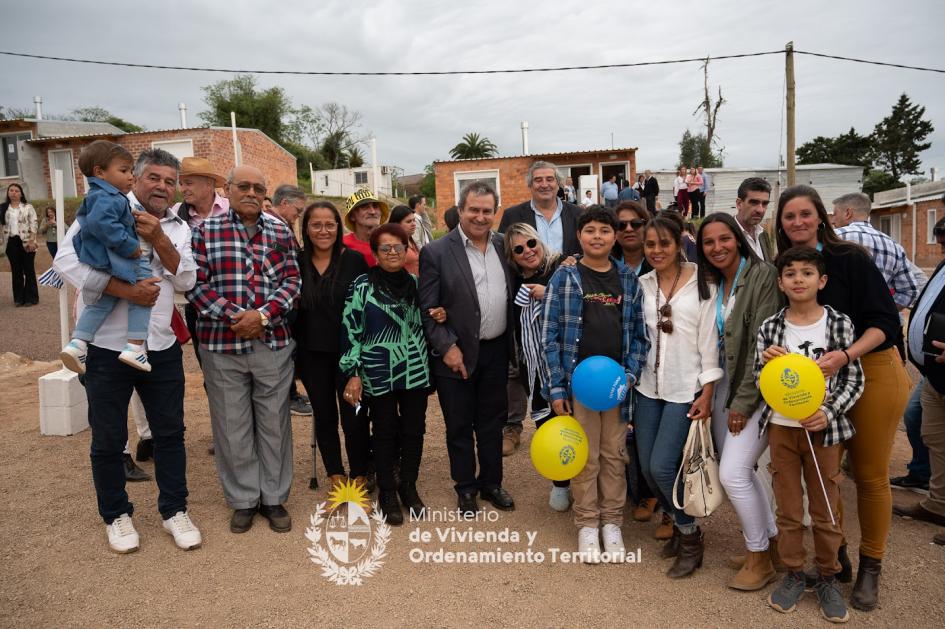 Nuevos propietarios y sus familiares posando junto con el Ministro de Vivienda