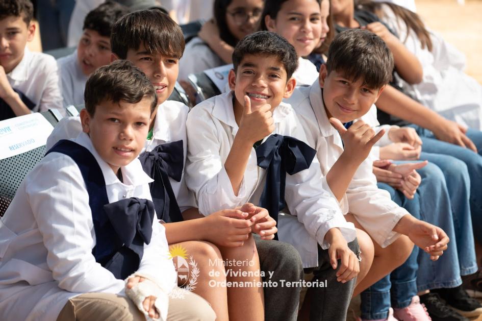 Escolares en el evento Chicos de escuela sonriendo y posando para la foto en el evento de Mevir