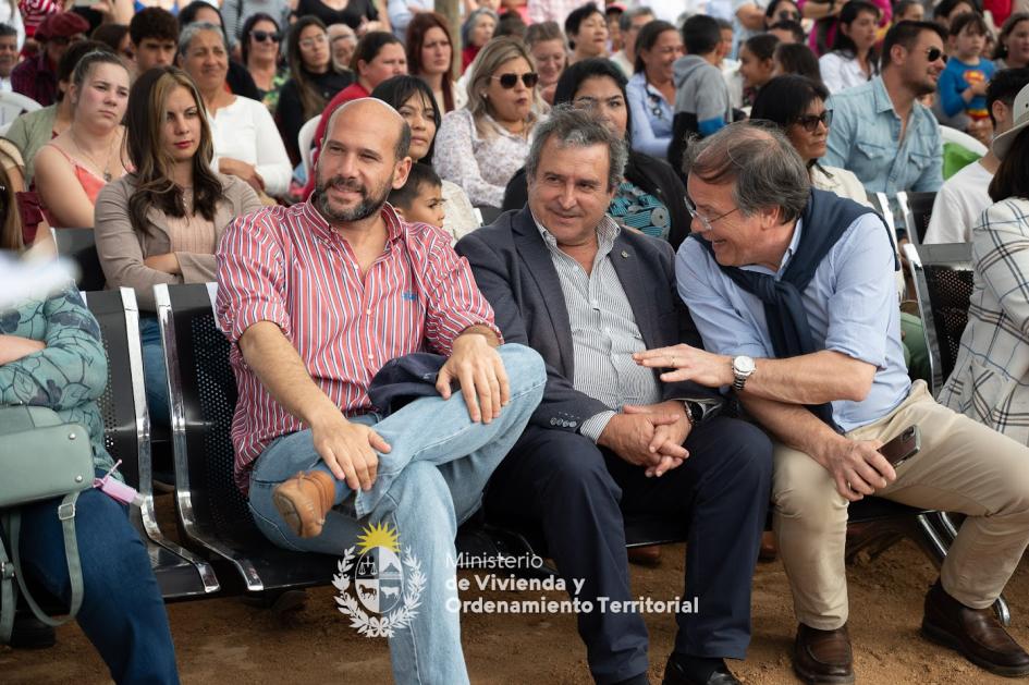 Ministro junto a autoridades Ministro sonriendo y hablando con el Ministro del Mides y el Intendente de Rivera