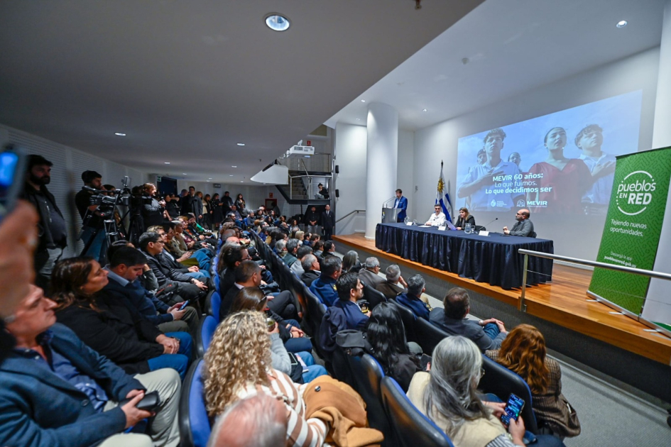 autoridades de frente a público