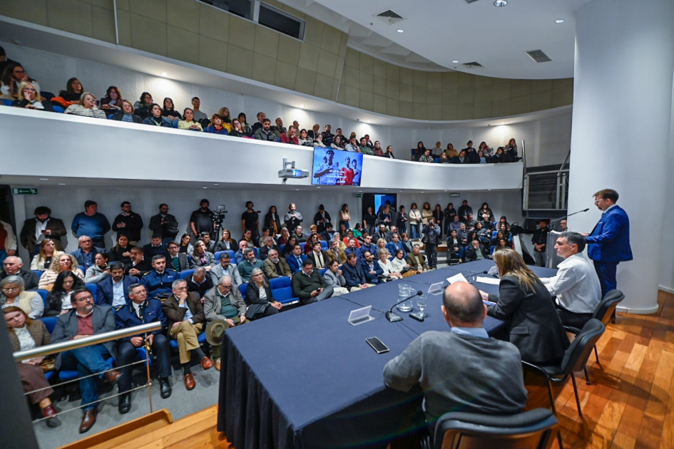 autoridades de espalda a público