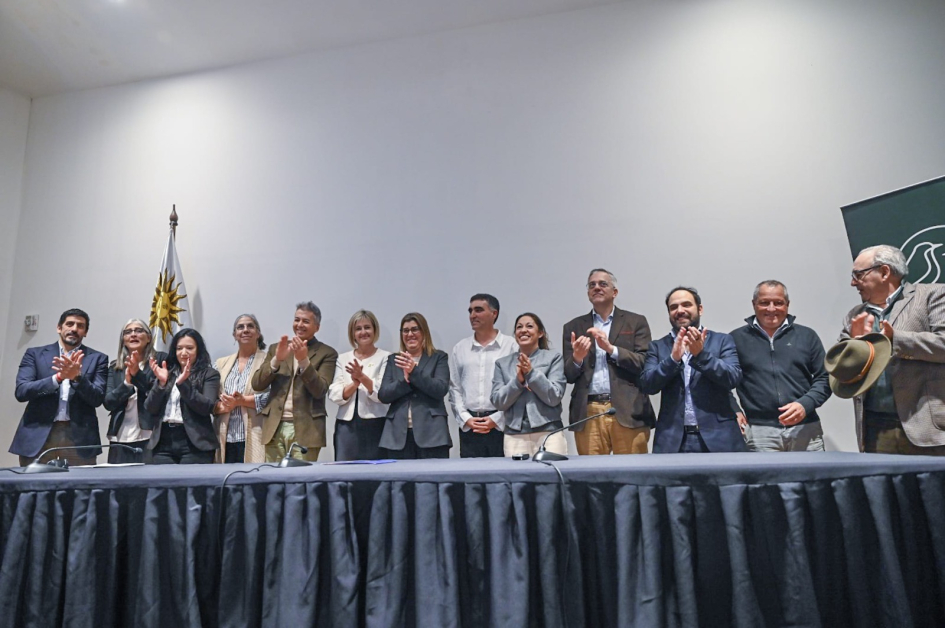 autoridades de frente aplaudiendo