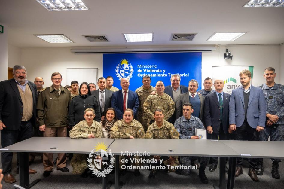 Militares en asentamientos podrán acceder a una vivienda en el marco del Plan Avanzar Militares en asentamientos podrán acceder a una vivienda en el marco del Plan Avanzar