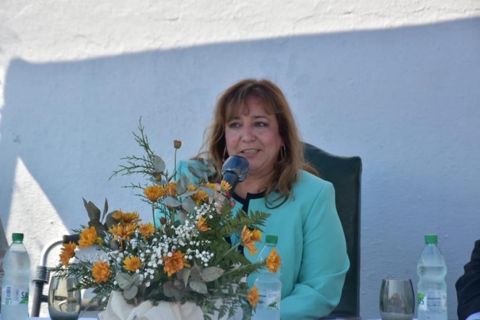 Ministra Irene Moreira hablando a los vecinos que concurrieron 