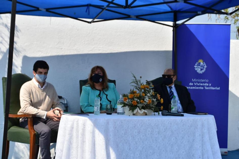Ministra en Artigas Arquitecto Alvaro Martinez, Ministra Irene Moreira e Intendente de Artigas, Sr. Beltram Vázquez