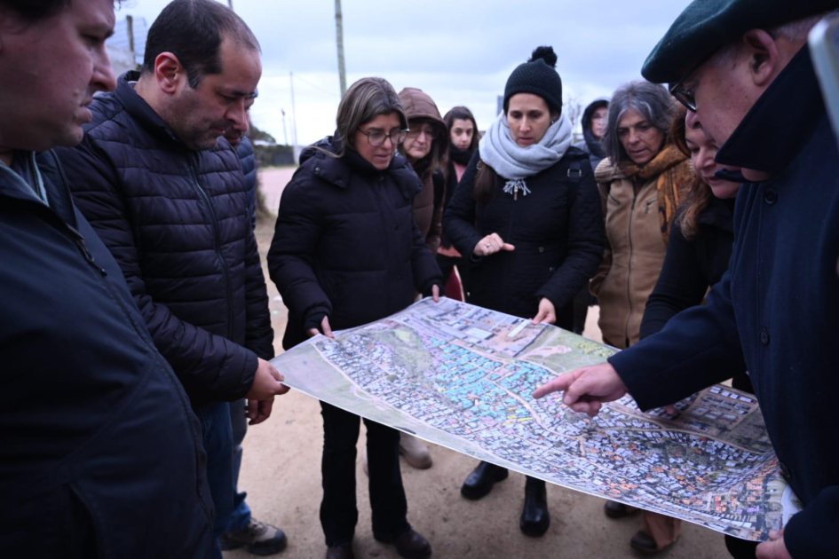 Ministra Paseyro recorrió asentamiento en Maldonado y anunció que en una primera etapa entregarán 10 Ministra Paseyro recorrió asentamiento en Maldonado y anunció que en una primera etapa entregarán 10