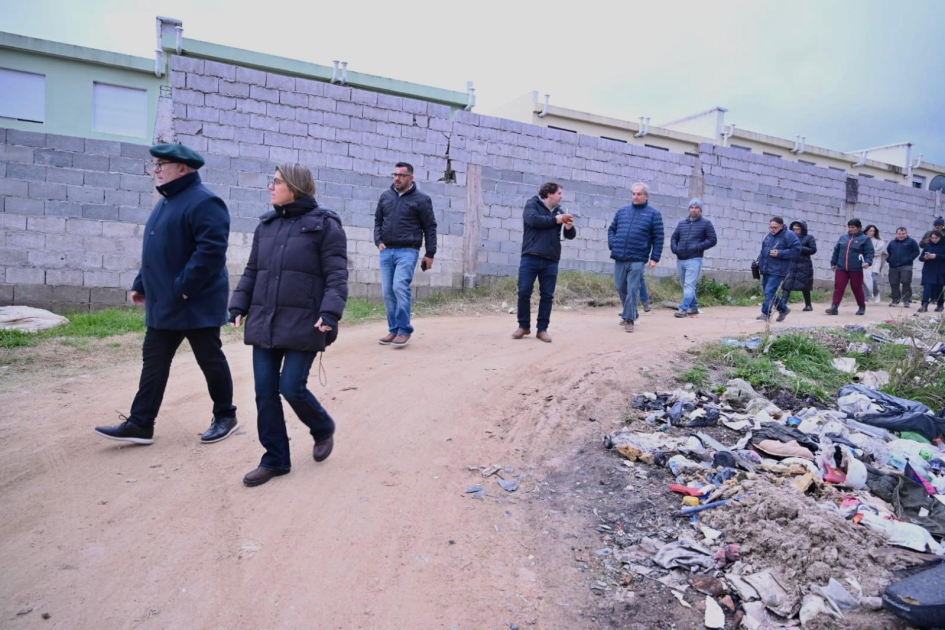 Ministra Paseyro recorrió asentamiento en Maldonado y anunció que en una primera etapa entregarán 10 Ministra Paseyro recorrió asentamiento en Maldonado y anunció que en una primera etapa entregarán 10