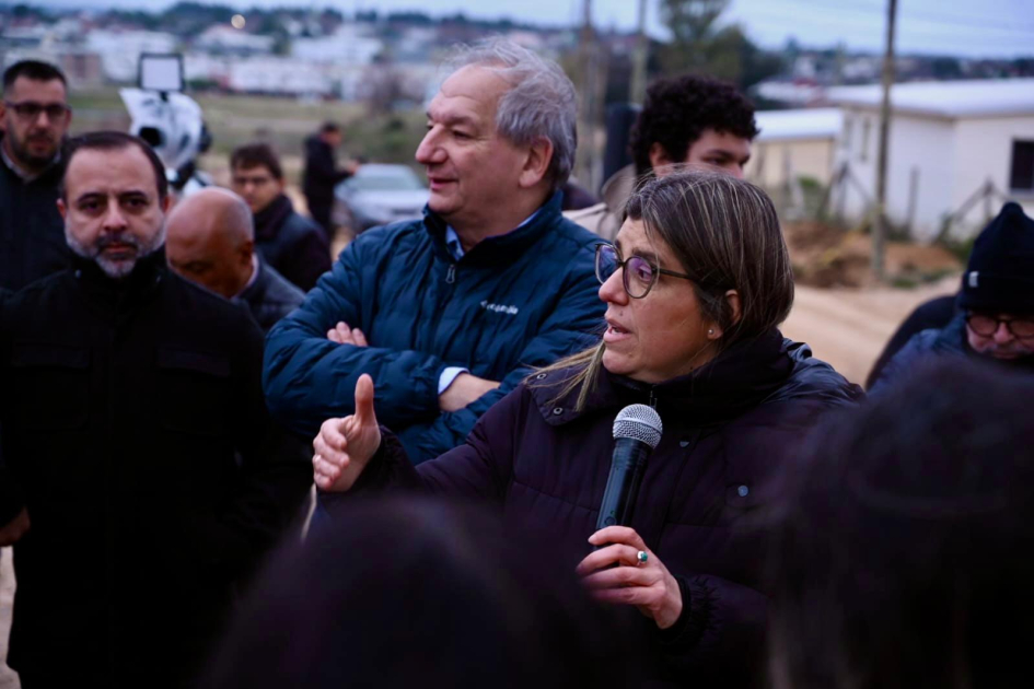 Ministra Paseyro recorrió asentamiento en Maldonado y anunció que en una primera etapa entregarán 10 Ministra Paseyro recorrió asentamiento en Maldonado y anunció que en una primera etapa entregarán 10