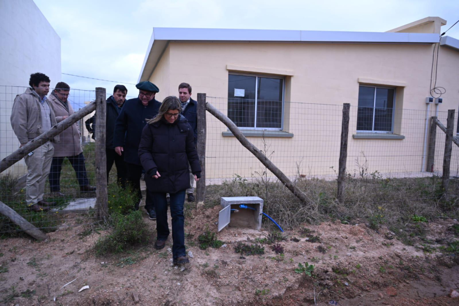 Ministra Paseyro recorrió asentamiento en Maldonado y anunció que en una primera etapa entregarán 10 Ministra Paseyro recorrió asentamiento en Maldonado y anunció que en una primera etapa entregarán 10