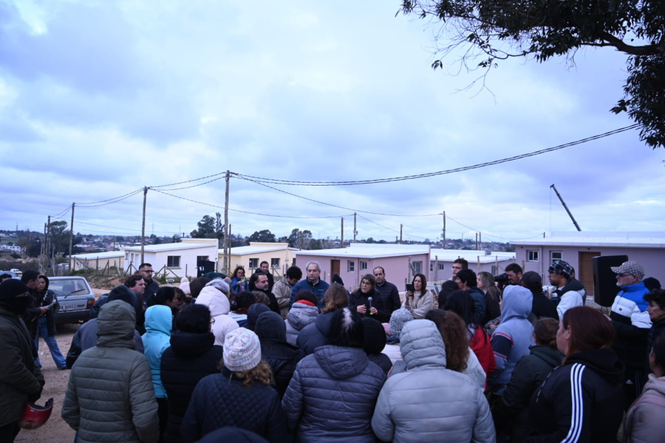 Ministra Paseyro recorrió asentamiento en Maldonado y anunció que en una primera etapa entregarán 10 Ministra Paseyro recorrió asentamiento en Maldonado y anunció que en una primera etapa entregarán 10