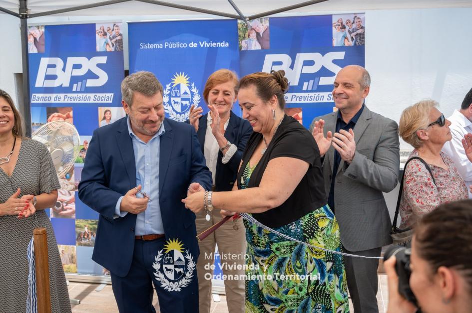 Ministra entregó la llave de su nuevo hogar a jubilados y pensionistas de BPS Ministra cortando la cinta patria