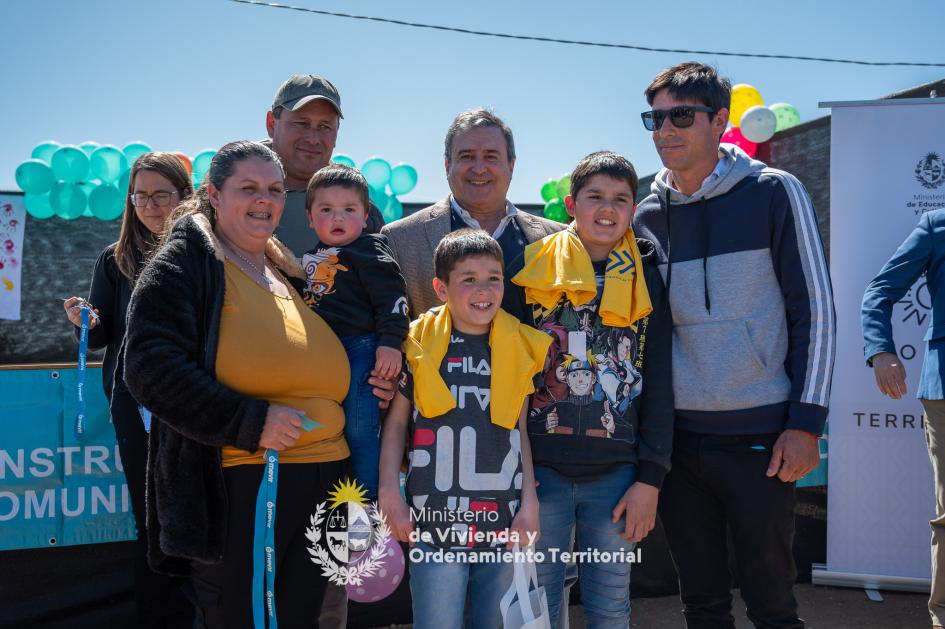 Ministro en inauguración de viviendas en Cardal