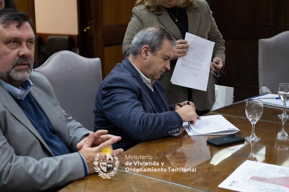 Ministro en firma de convenio