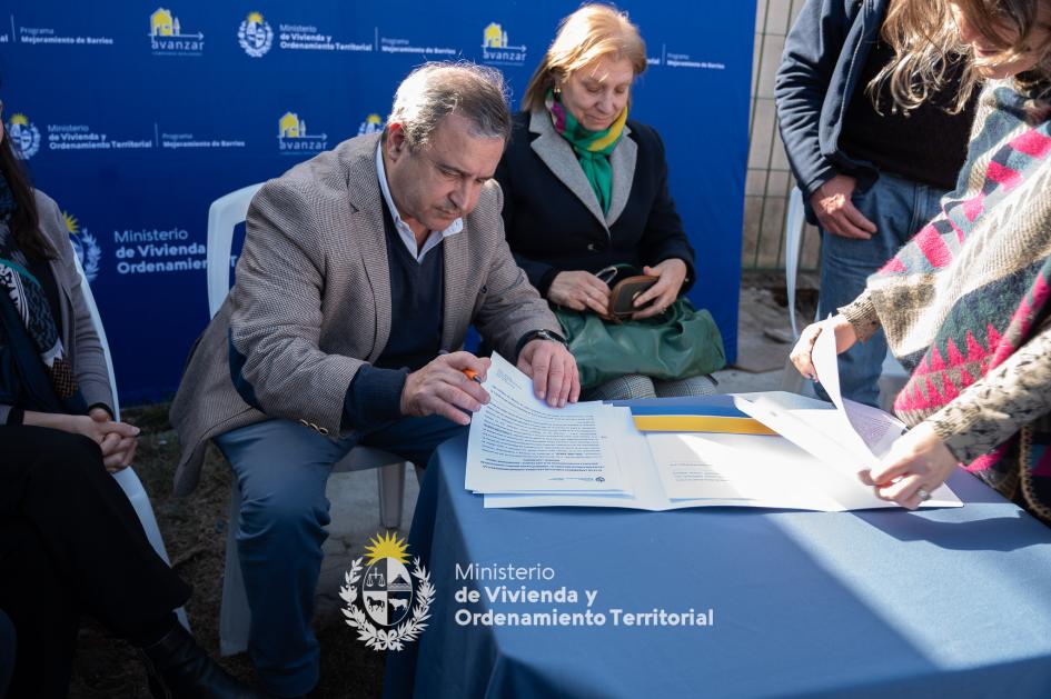Ministro firmando en Nuevo Amanecer Ministro firmando en Nuevo Amanecer