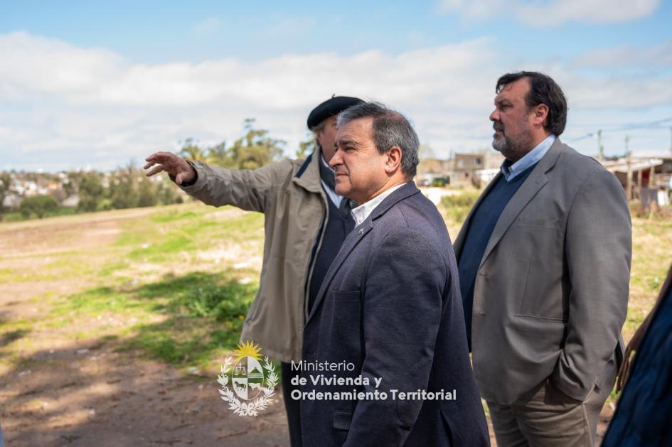 Ministro recorriendo complejo de viviendas Ministro recorriendo complejo de viviendas