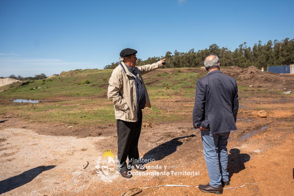 Ministro y intendente recorriendo complejo de viviendas