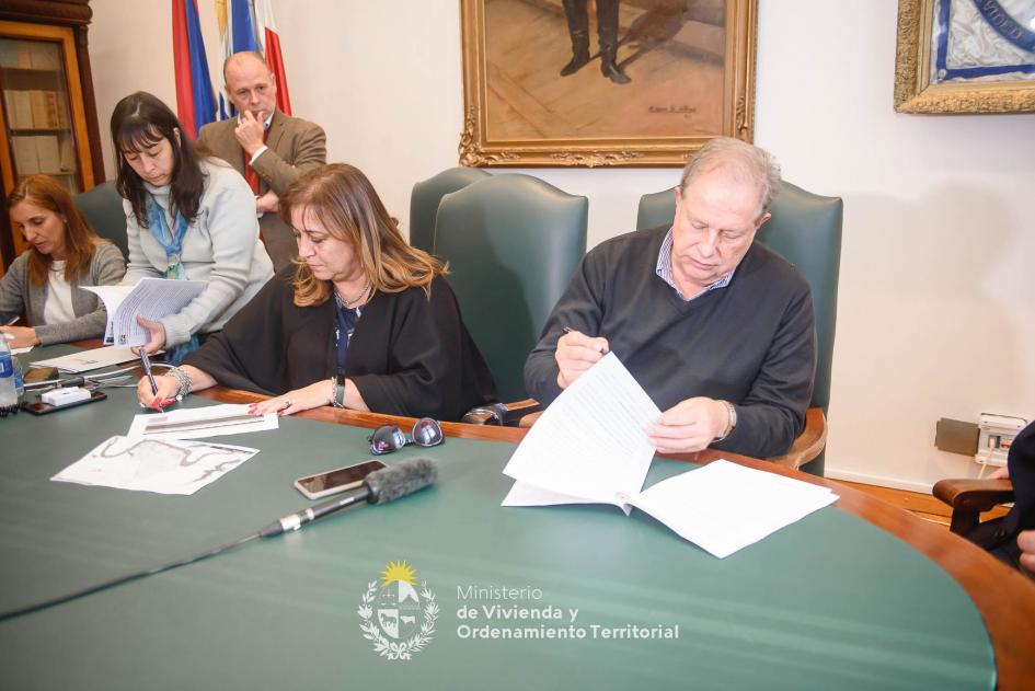 Ministra Irene Moreira firma convenio Plan Avanzar con Intendencia de Tacuarembó