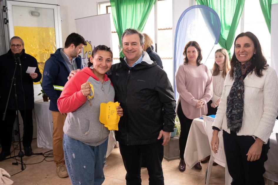 Tercer entrega de viviendas Cotravi Ministro con vecina levantando la llave de su vivienda