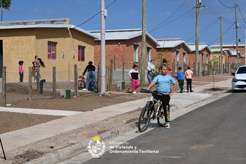 Familia del barrio Cotravi recibiendo llave de su nuevo hogar Familia del barrio Cotravi recibiendo llave de su nuevo hogar