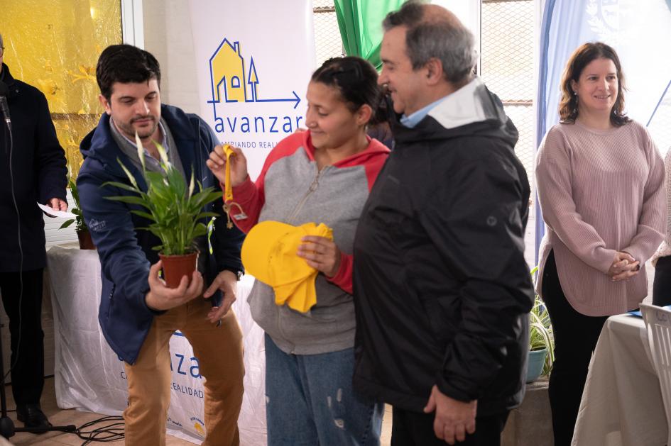 Tercer entrega de viviendas Cotravi Ministro y Coordinador entregando llave a vecina