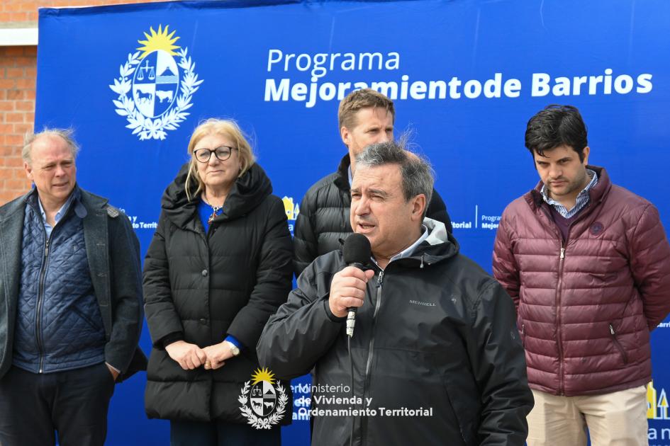Familia del barrio Cotravi recibiendo llave de su nuevo hogar Familia del barrio Cotravi recibiendo llave de su nuevo hogar