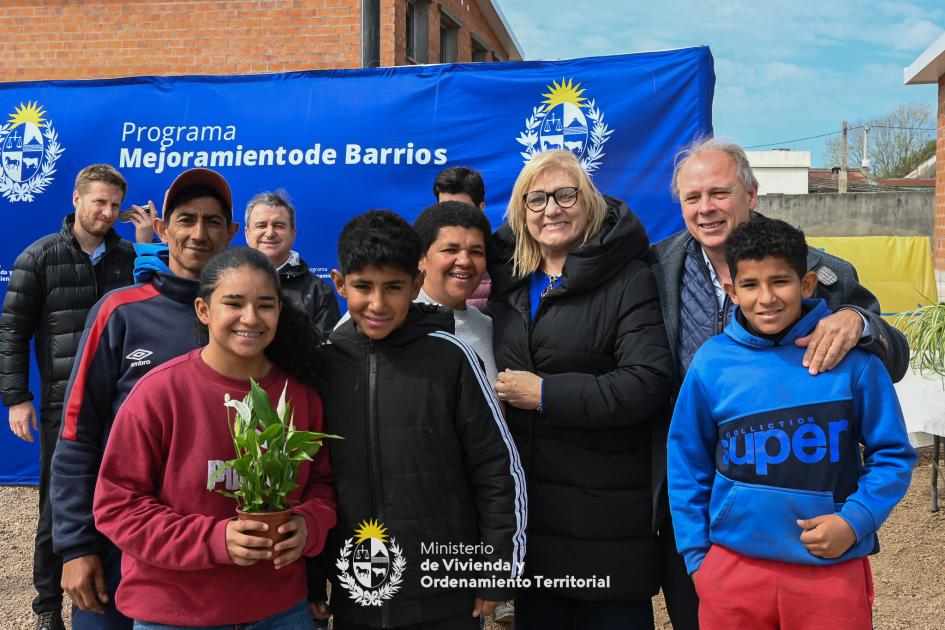 Familia del barrio Cotravi recibiendo llave de su nuevo hogar Familia del barrio Cotravi recibiendo llave de su nuevo hogar
