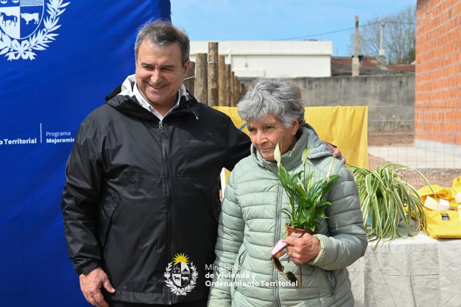 Familia del barrio Cotravi recibiendo llave de su nuevo hogar Familia del barrio Cotravi recibiendo llave de su nuevo hogar