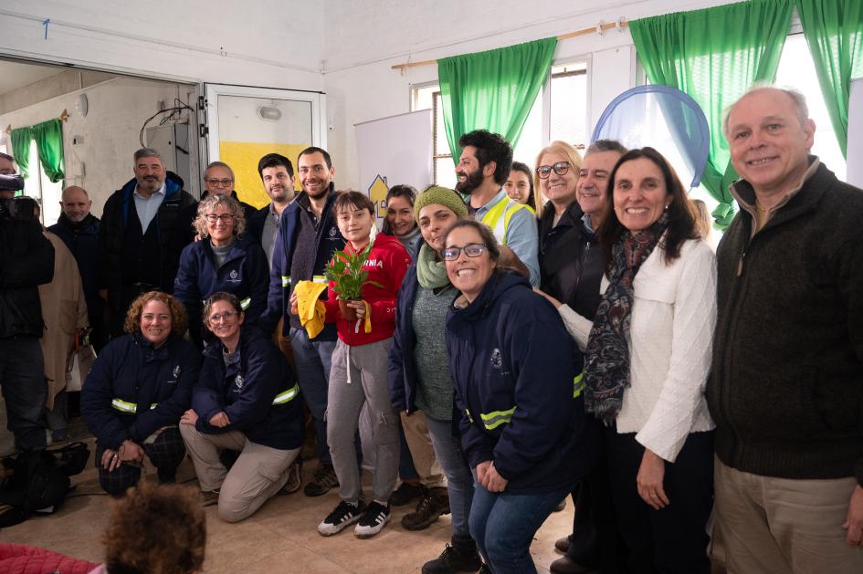 Tercer entrega de viviendas Cotravi Autoridades y equipo técnico con vecino que recibe la llave de su vivienda