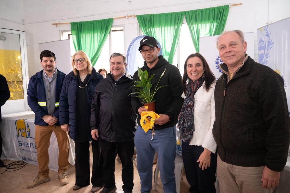 Tercer entrega de viviendas Cotravi Autoridades con vecino recibe la llave de su vivienda
