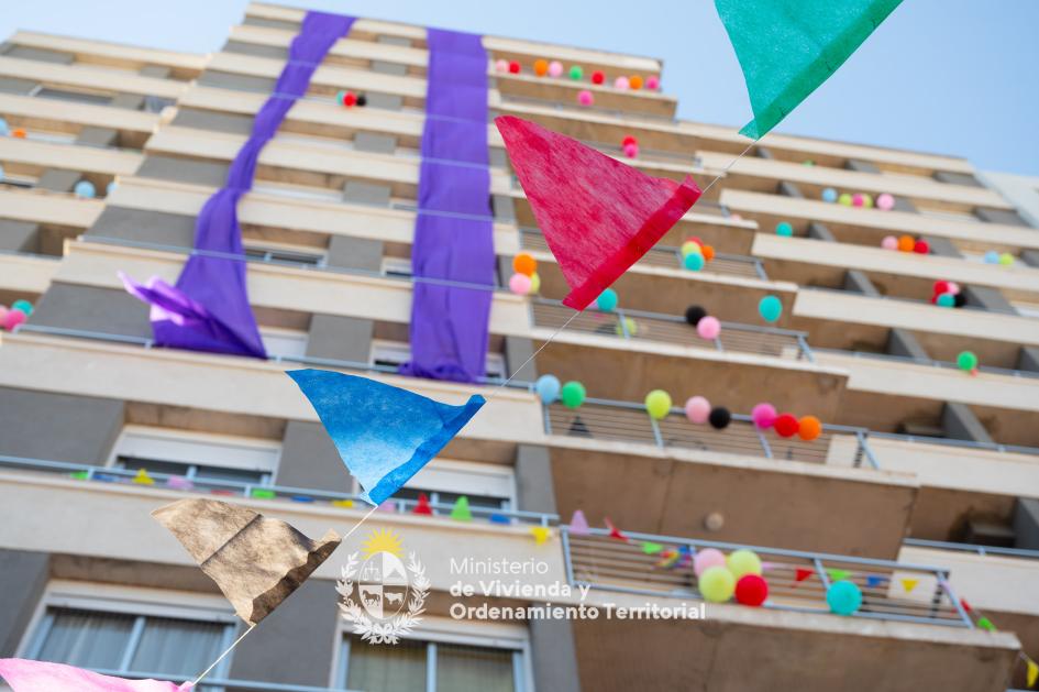 Cooperativa de viviendas con globos atados en los fierros