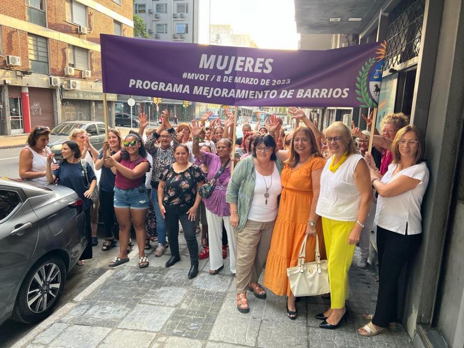 Mujeres de los barrios del PMB junto a la Ministra Irene Moreira conmemnorando un nuevo aniversario.