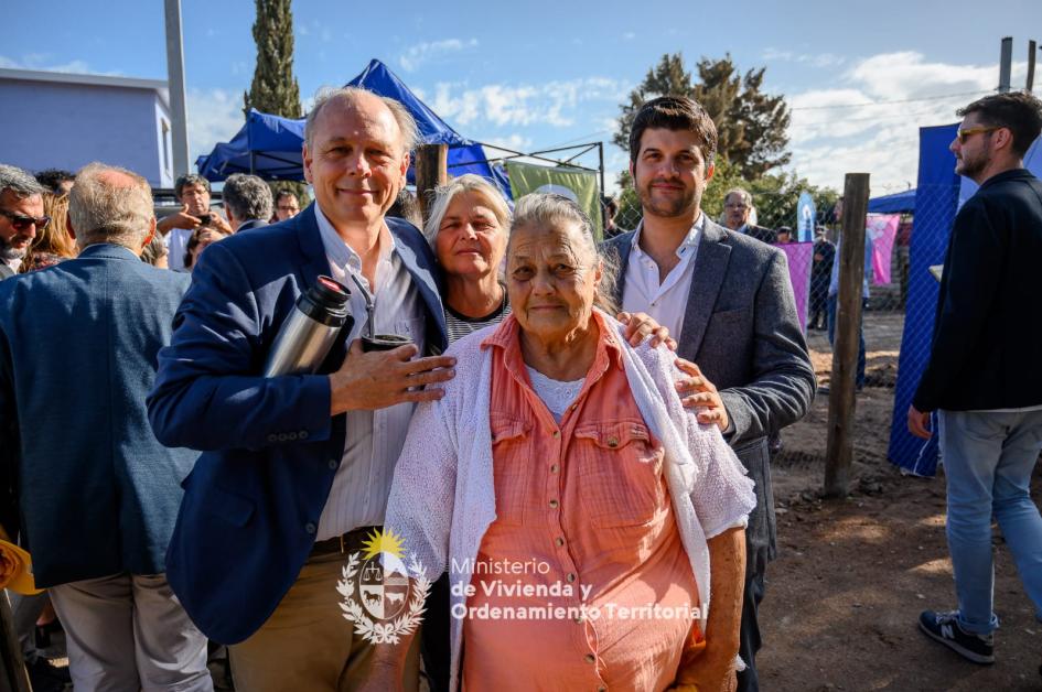 Beneficiaria del PMB de Nueva Esperanza junto a autoridades del Ministerio. El Sub. de Vivienda Tabaré Hackebruch junto al Coord. del PMB Álvaro Martínez con beneficiaria.